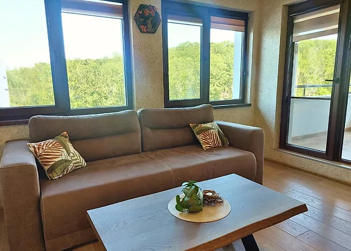 Forest View 公寓 *